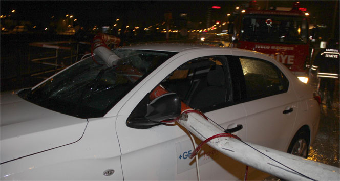 Bariyer otomobilin camından ok gibi saplandı&nbsp;bariyer,otomobil,Samsun,saplanma