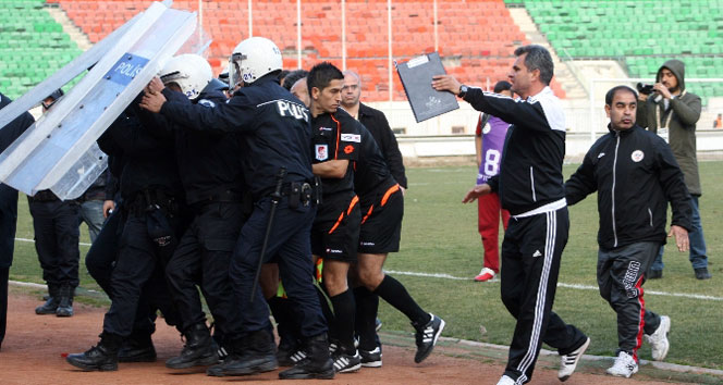 Gol sonrası tribünler karıştı: 1’i polis 4 yaralı&nbsp;gol sonrası kavga,gölcükspor maçında kavga