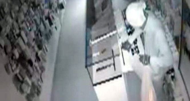 Hırsızın 80 bin liralık cep telefonu çalma anı kamerada&nbsp;cep telefonu hırsızı,Karaman