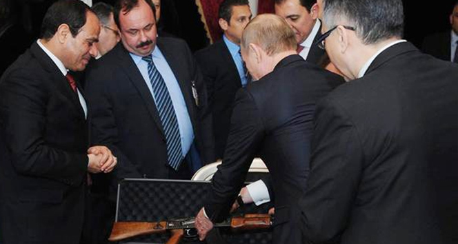 Putin’den Sisi’ye Kalaşnikof'lu mesaj!&nbsp;Rusya Devlet Başkanı Vladimir Putin,sisiye kalaşnikof