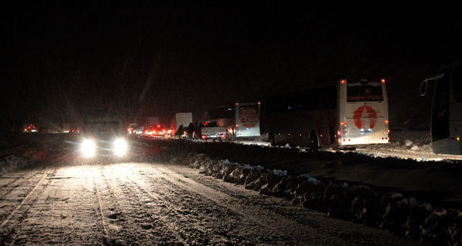 Araçlar mahsur kaldı, 2 kilometrelik kuyruk oluştu&nbsp;