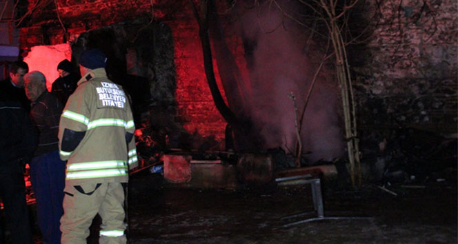 Barakada çıkan yangına bir kişi yanarak öldü&nbsp;İzmir,Konak,yangın
