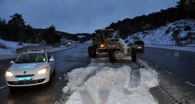 İzmir-Manisa karayolu 7 saat sonra açıldı&nbsp;7 saat sonra ulaşıma açıldı