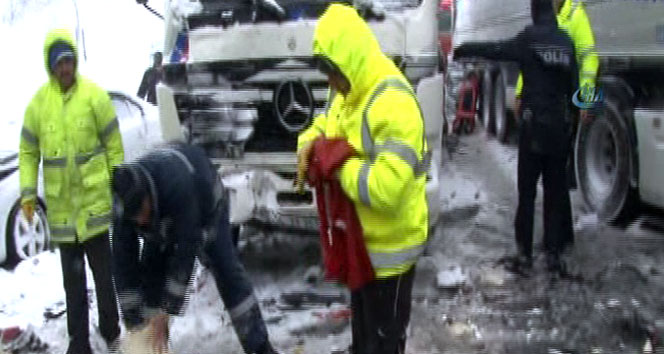 Yere düşen Türk bayrağına temizlik işçisi sahip çıktı&nbsp;Selimpaşa Kumburgaz,tem otoyolu,yere düşen türk bayrağı