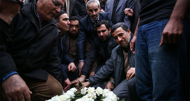 Ahmedinejad, ölen annesinin mezarına girdi&nbsp;Ahmedinejad,Anne,iran,mezar