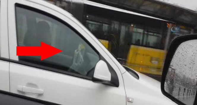 Otobanda yürekleri ağza getiren olay!&nbsp;bahçelievler,D-100 karayolu,gazete okuyan sürücü,otobanda gazete okuyan sürücü