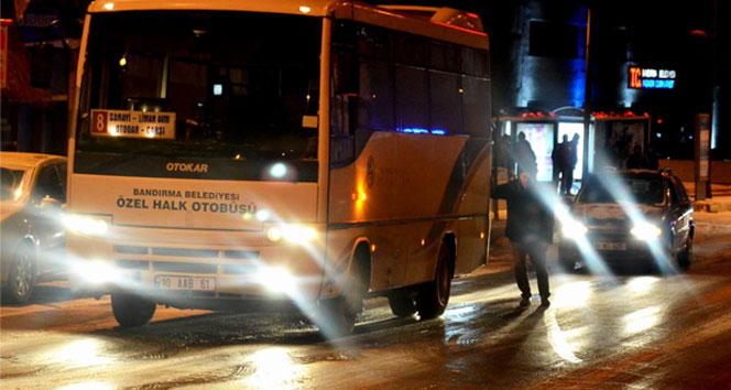 Belediye otobüsünü tek başına itti!&nbsp;balıkesir,kar yağışı