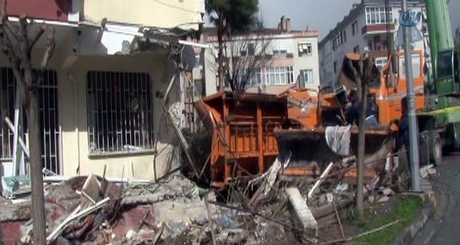 Freni boşalan kar küreme aracı binaya çarptı: 1 ölü, 1 yaralı&nbsp;freni boşan kar küremeci