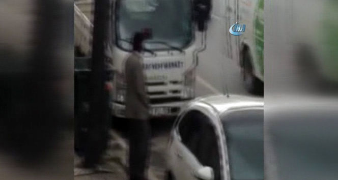 Küçük çocukları böyle dilendiriyor!&nbsp;beyoğlu,çocukları dilendiren adam,dilenci,taksim