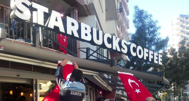Adana'daki Starbucks'a Türk bayrağı asıldı 
