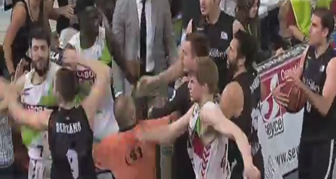 Basketbol maçında inanılmaz kavga! basketbol,kavga