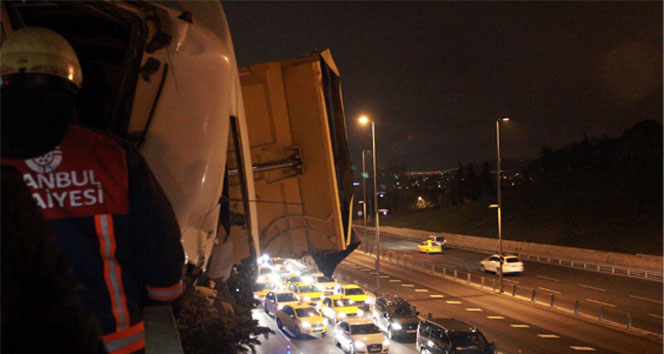 E-5'de devrilen kamyon viyadükte asılı kaldı E-5,İstanbul,trafik kazası