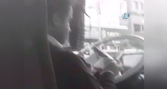 Direksiyon başında oyun oynayan otobüs şoförü kamerada&nbsp;Esenler,oyun oynayan otobüs şoförü
