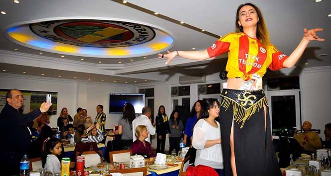 Galatasaray formalı dansözlü fotoğrafa tepki dansöz,galatasaray