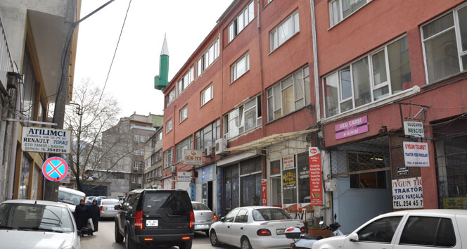 İş hanının çatısındaki minare görenleri şaşırtıyor&nbsp;